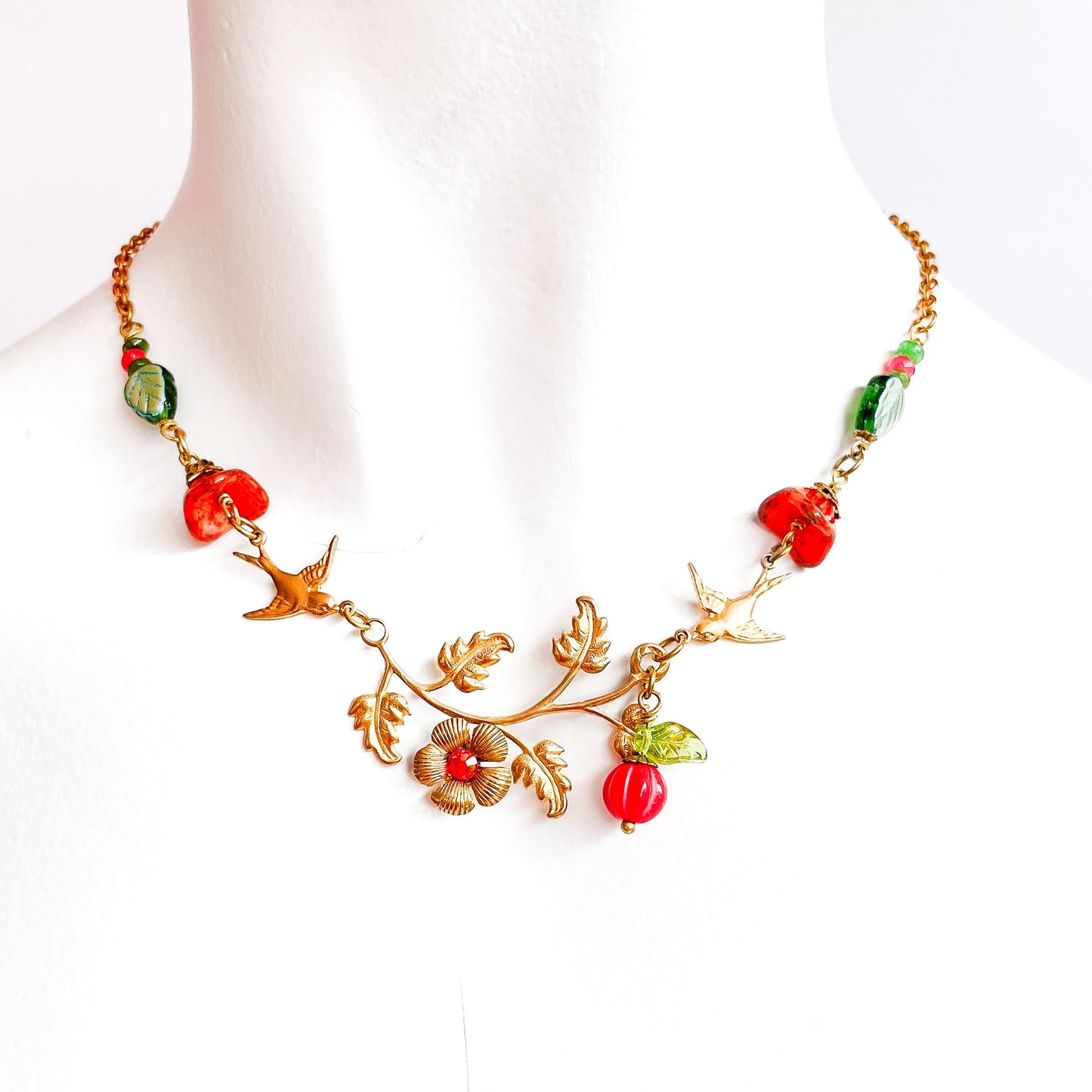 Collar Golondrinas en su Jardín