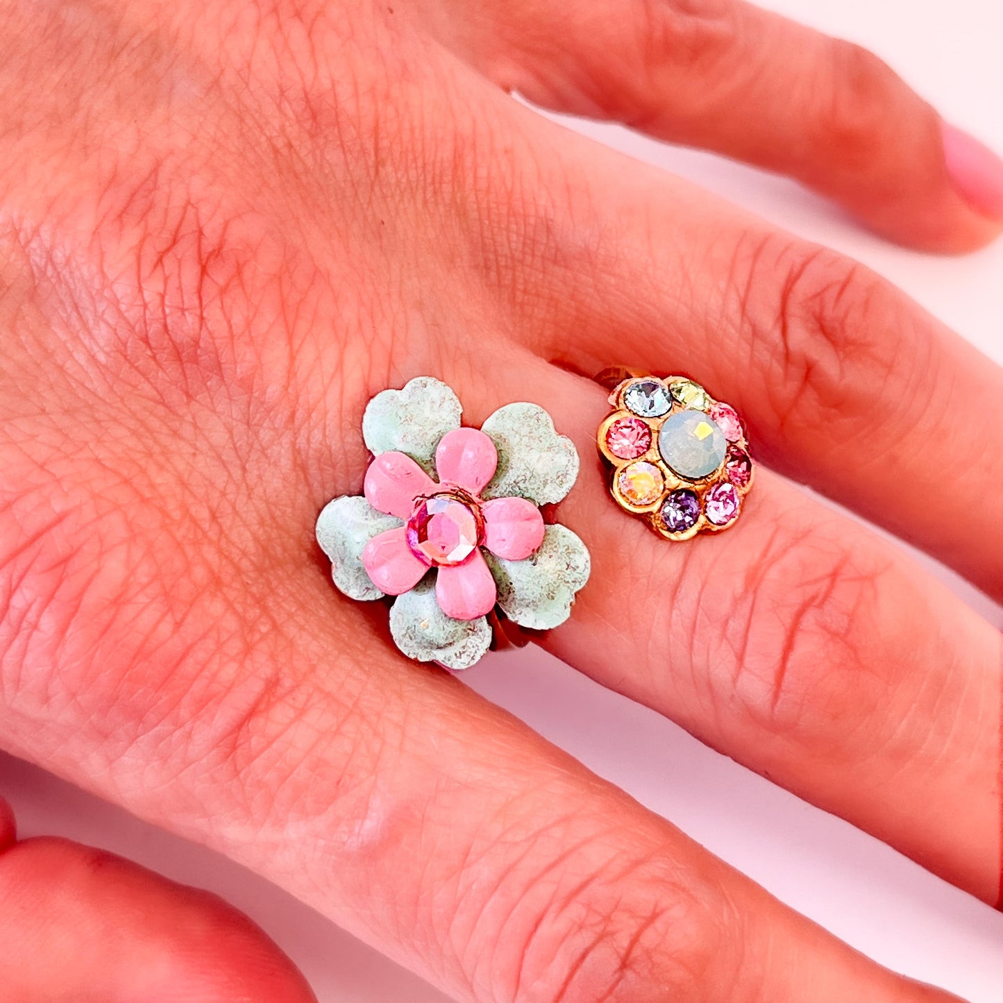 Anillos Ajustables de Flores Esmaltadas y Cristales Multicolor - Elige Opciones -