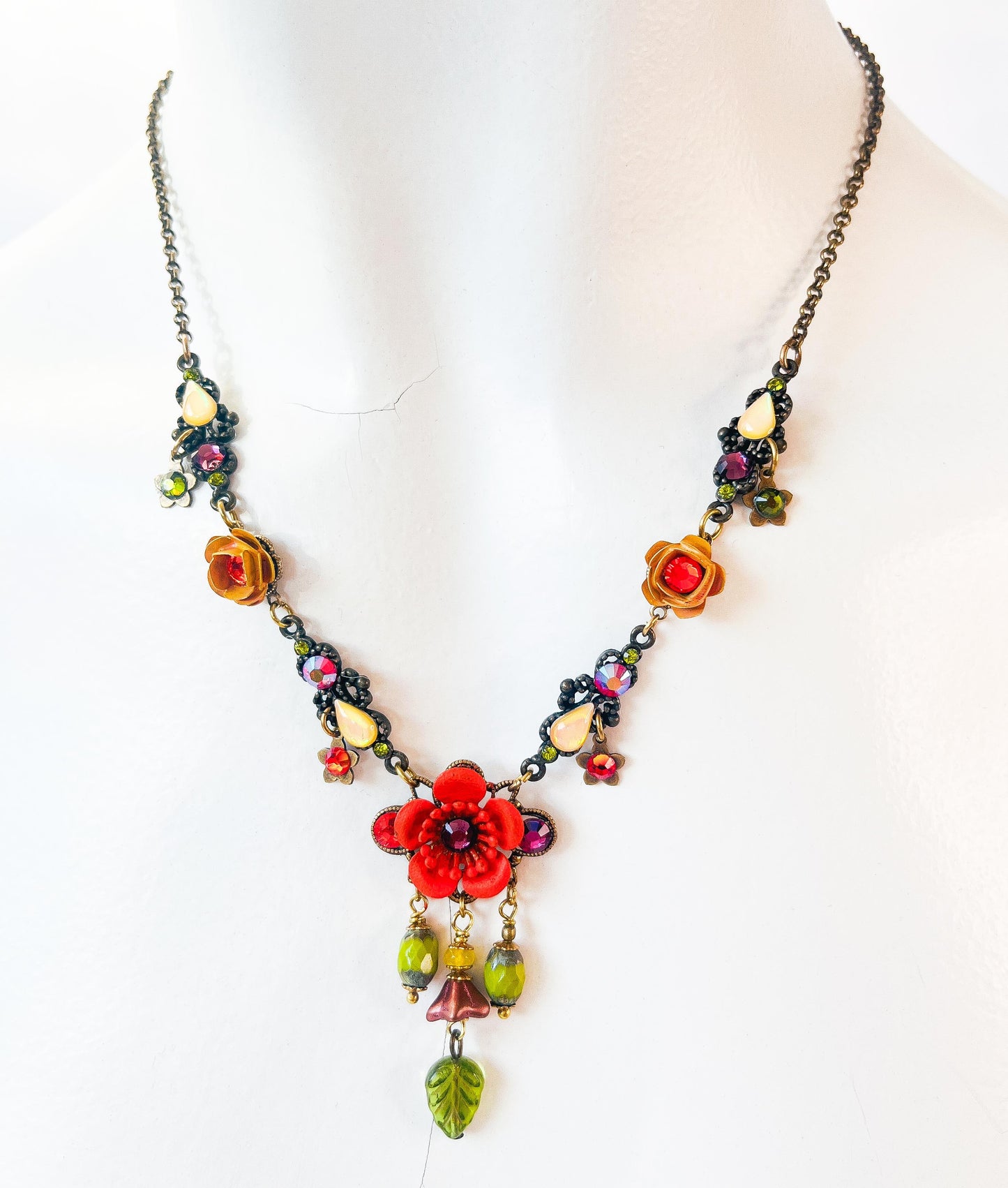 Jardin d’Été – Collar Floral con Rosas y Cristales Multicolor