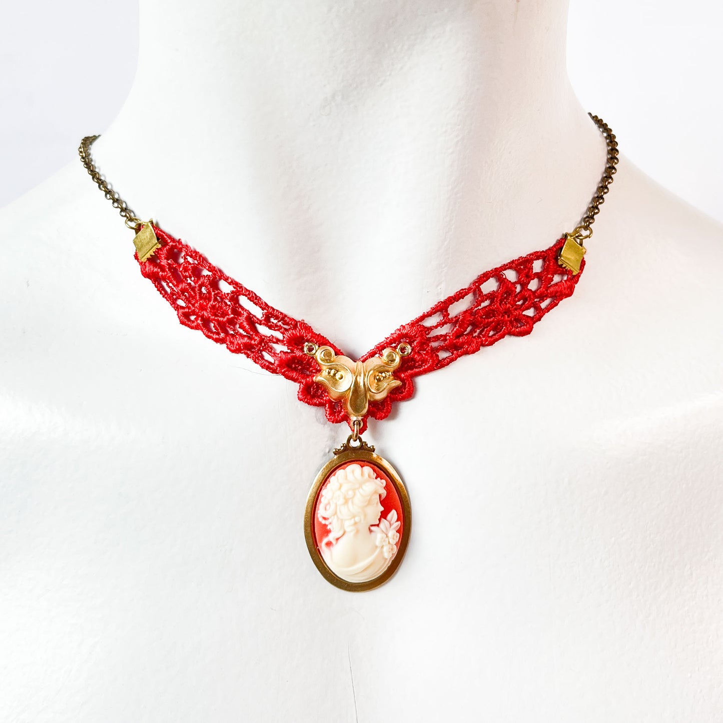 Collar Camafeo y Encaje Rojo