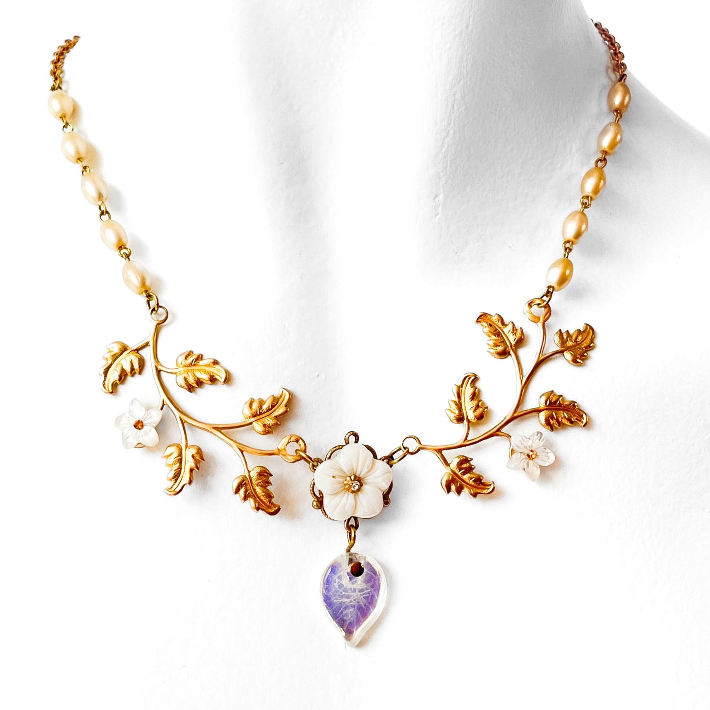 Collar Declaración Floral Nácar