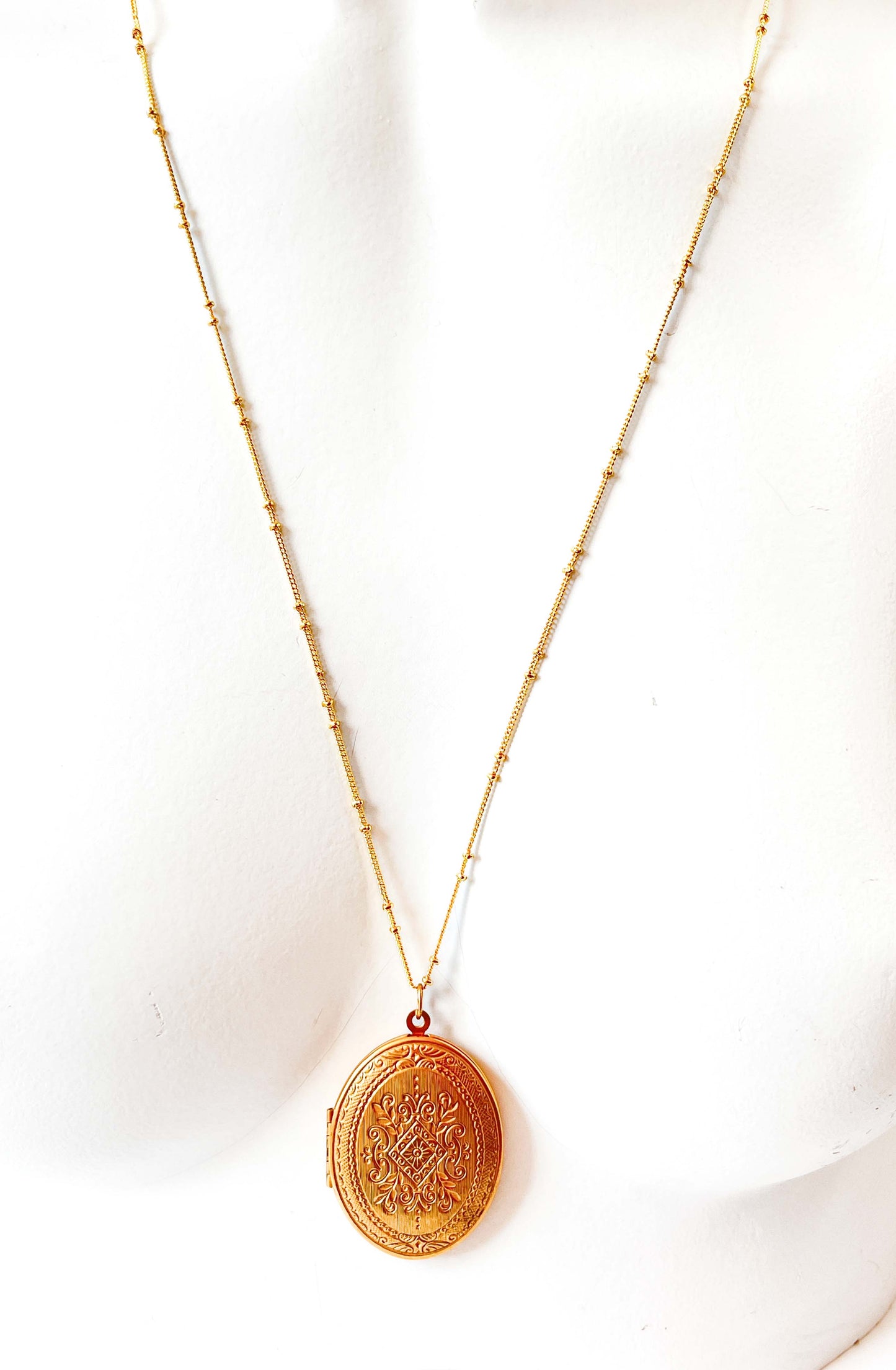 Collar con Relicario Dorado Antiguo de Miriam Haskell