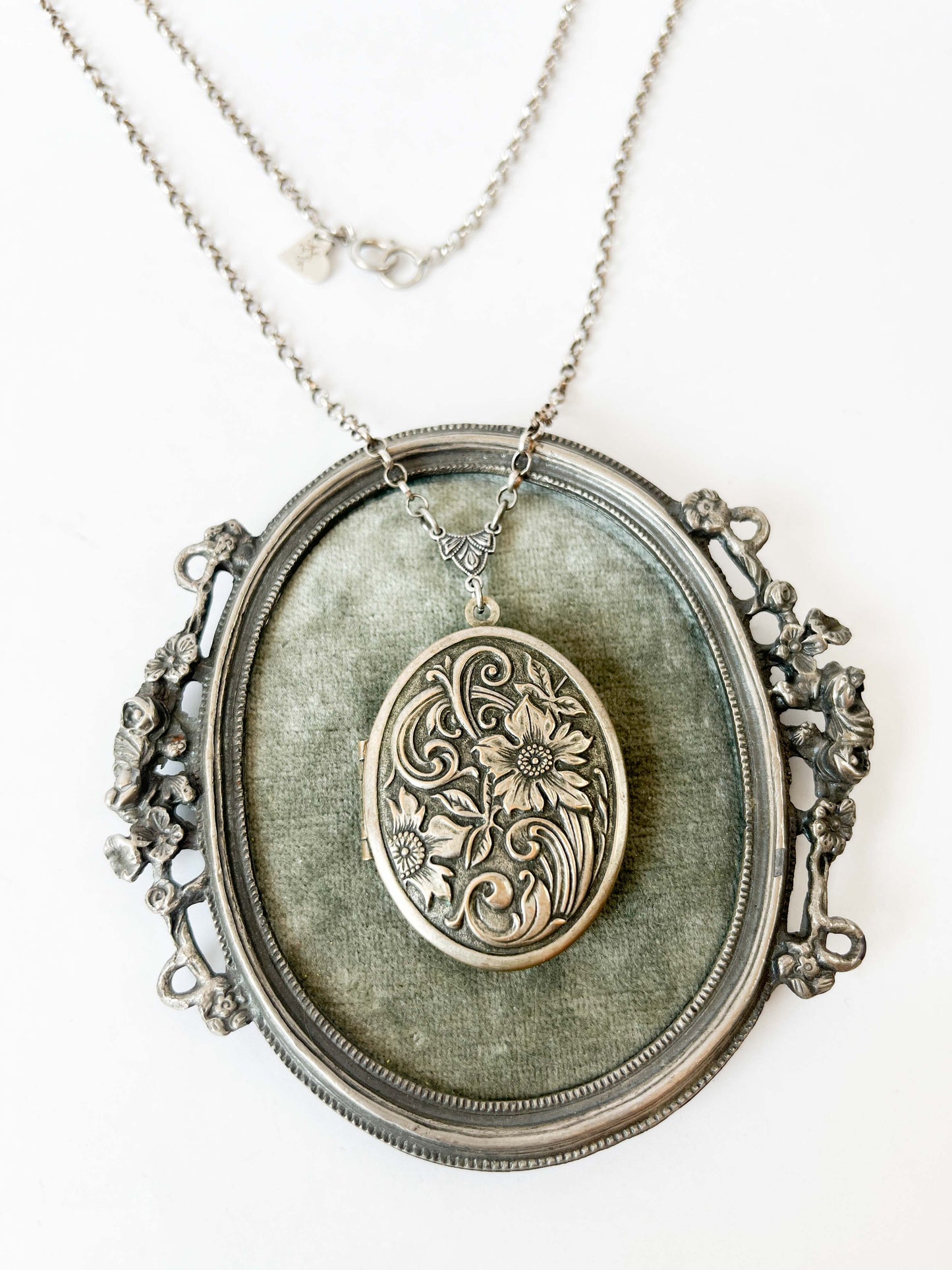 Relicario Vintage Baño de Plata Pieza Única Coleccionable