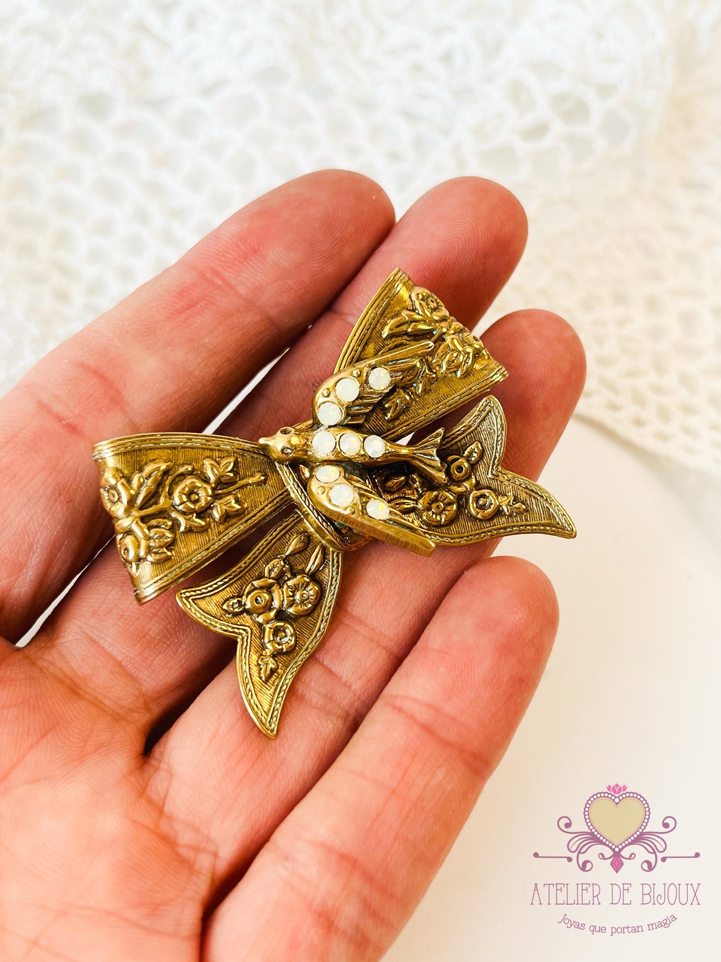 Prendedor Rosetón Vintage con Pajarito