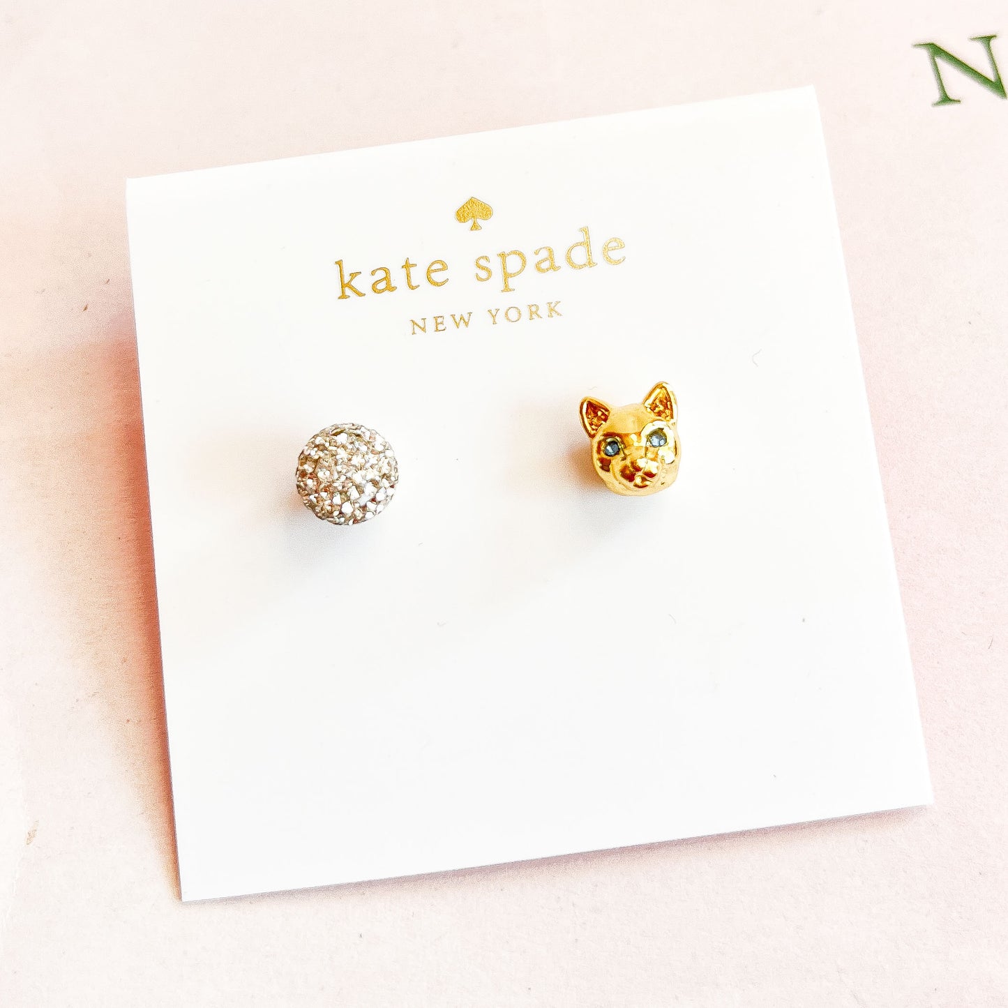 Aros Asimétricos Gato y Bolita Kate Spade