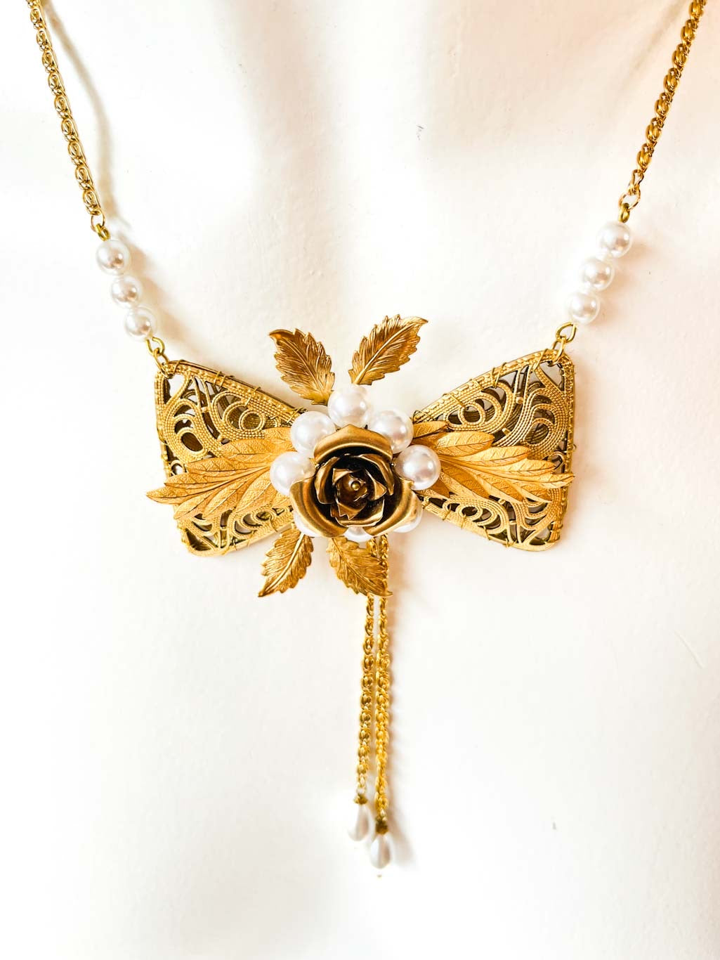 Collar Lazo Dorado Vintage con Perlas y Rosa