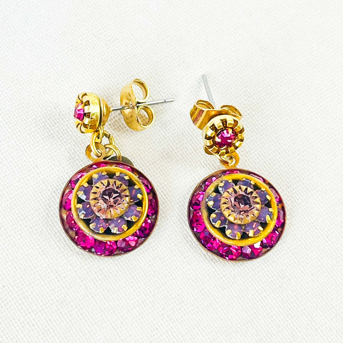 pendientes caida con pieza vintage colgante de flor de cristales de swarovski en tonos fucsia y violeta opalo. Base de metal de latón con acero quirúrgico