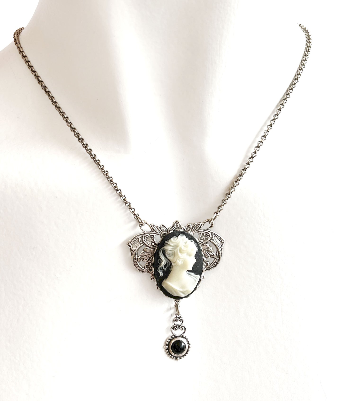 Collar Colgante Camafeo Blanco y Negro