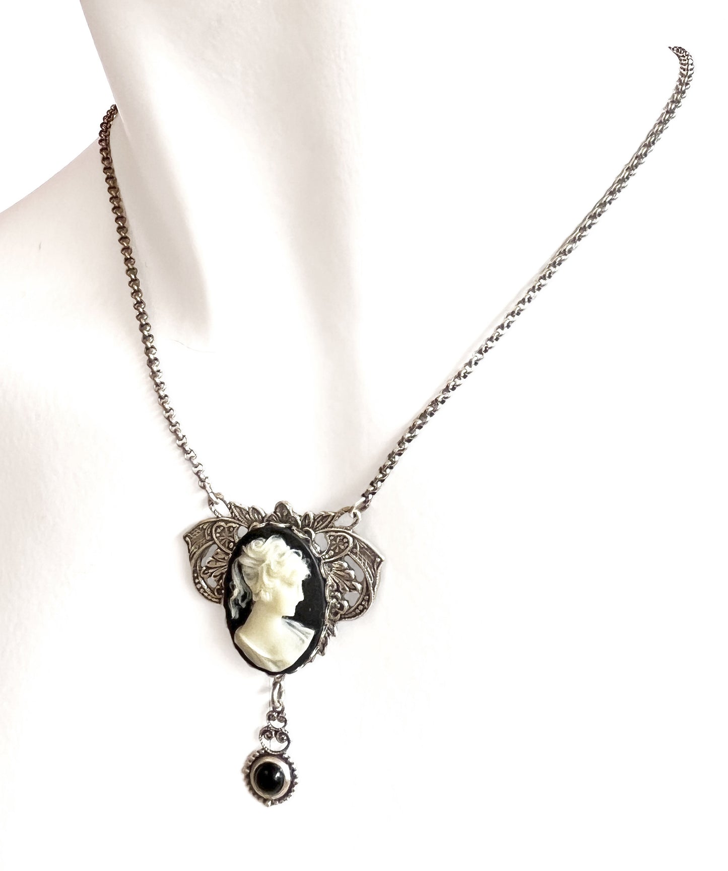 Collar Colgante Camafeo Blanco y Negro