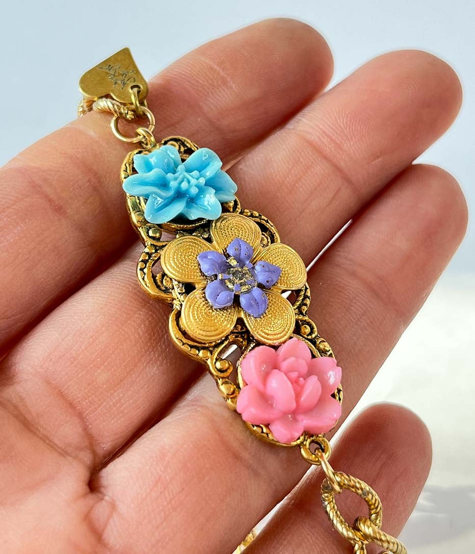 Pulsera Floral Dorada con Flores Acrílicas
