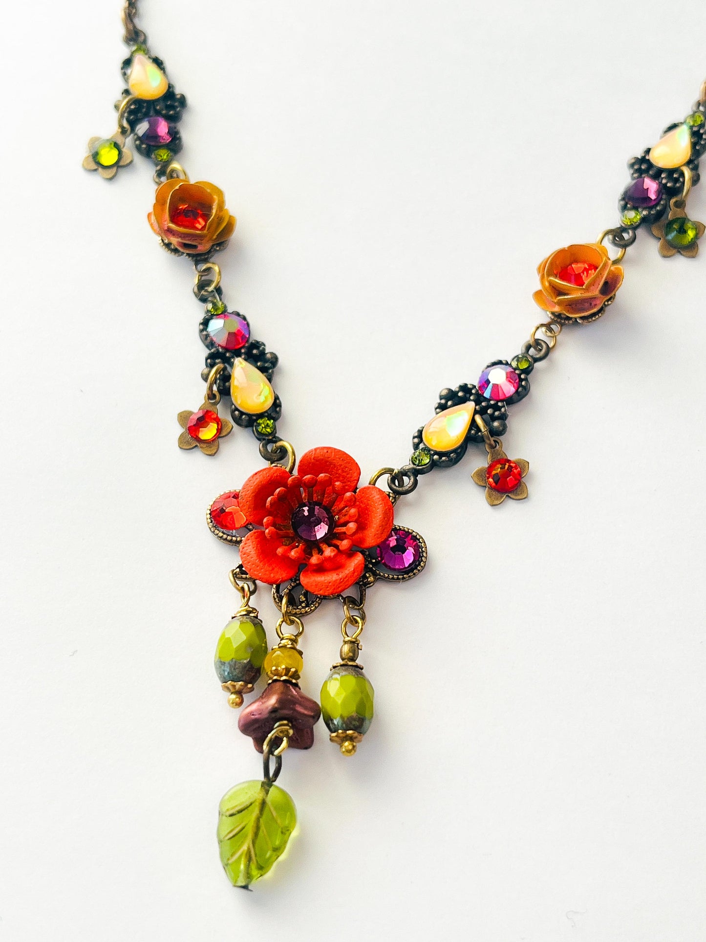 Jardin d’Été – Collar Floral con Rosas y Cristales Multicolor