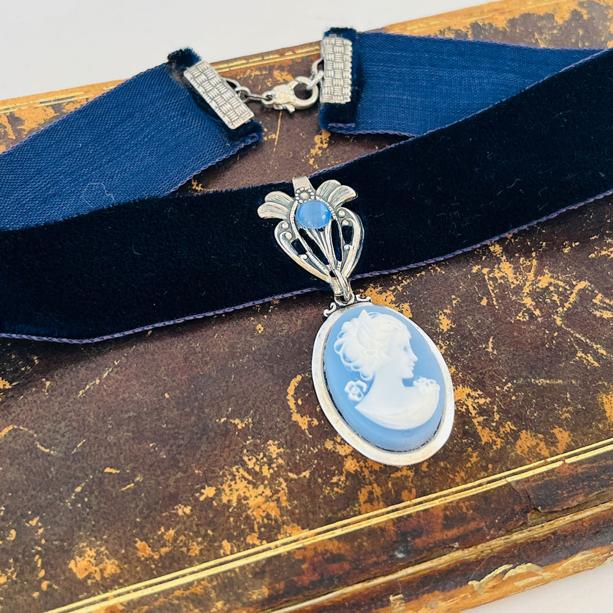 Choker de terciopelo azul con camafeo femenino celeste y detalles ornamentales plateados