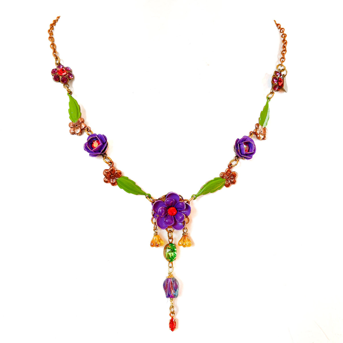Collar Violeta Silvestre con flores violetas, hojas verdes y cristales