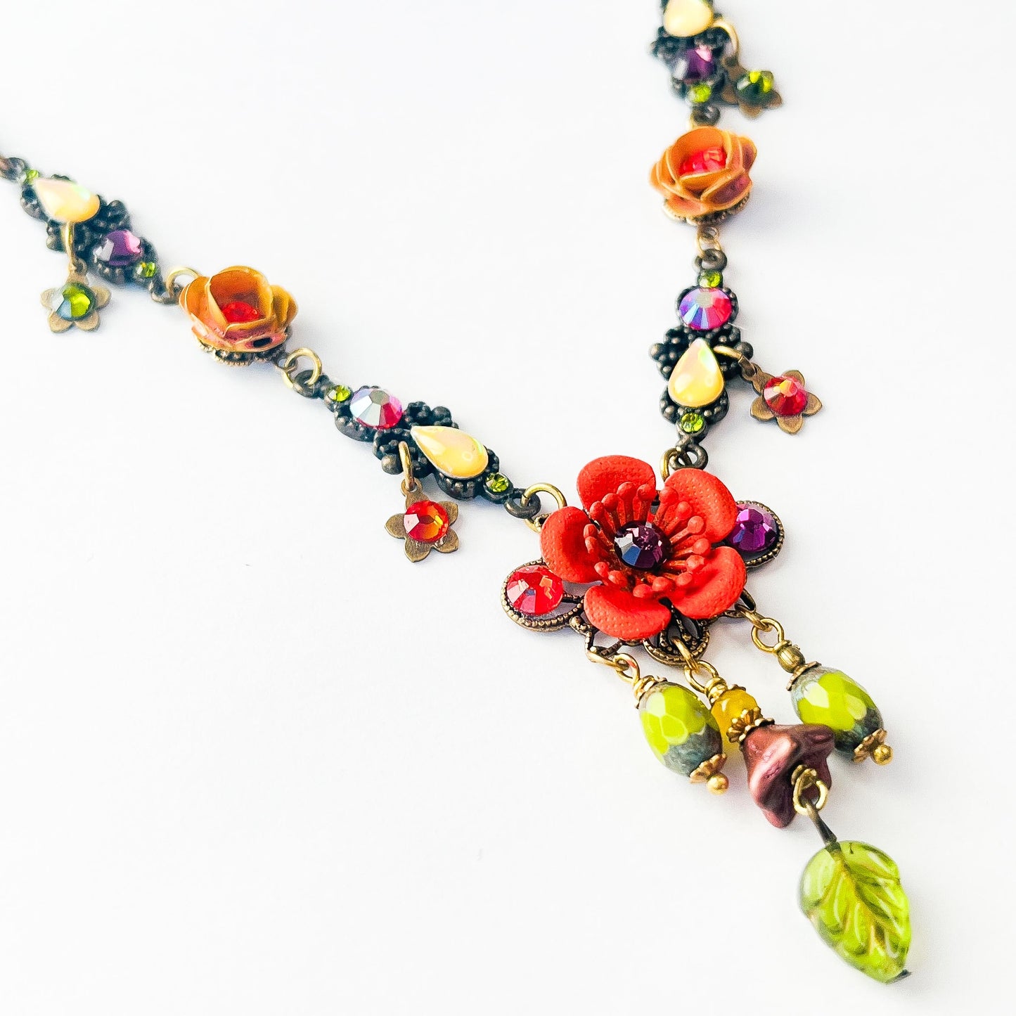 Jardin d’Été – Collar Floral con Rosas y Cristales Multicolor