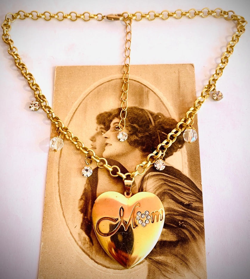 Collar Relicario Corazón Mom <3
