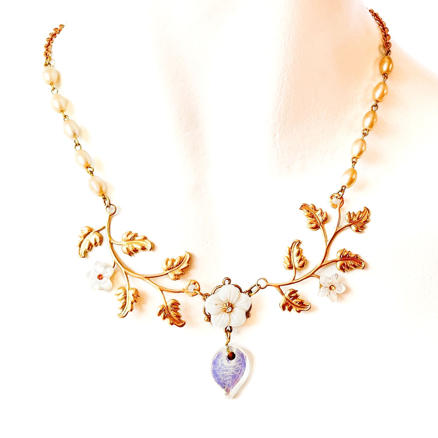 Collar Declaración Floral Nácar