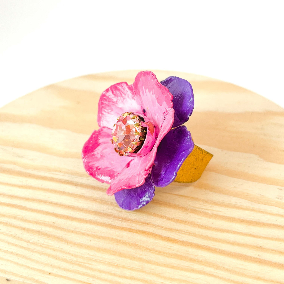 anillo hecho a mano de flor fucsia ajustable