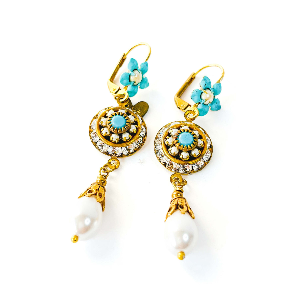 aros colgantes dorado y turquesa con cristales y perlas estilo bridgerton