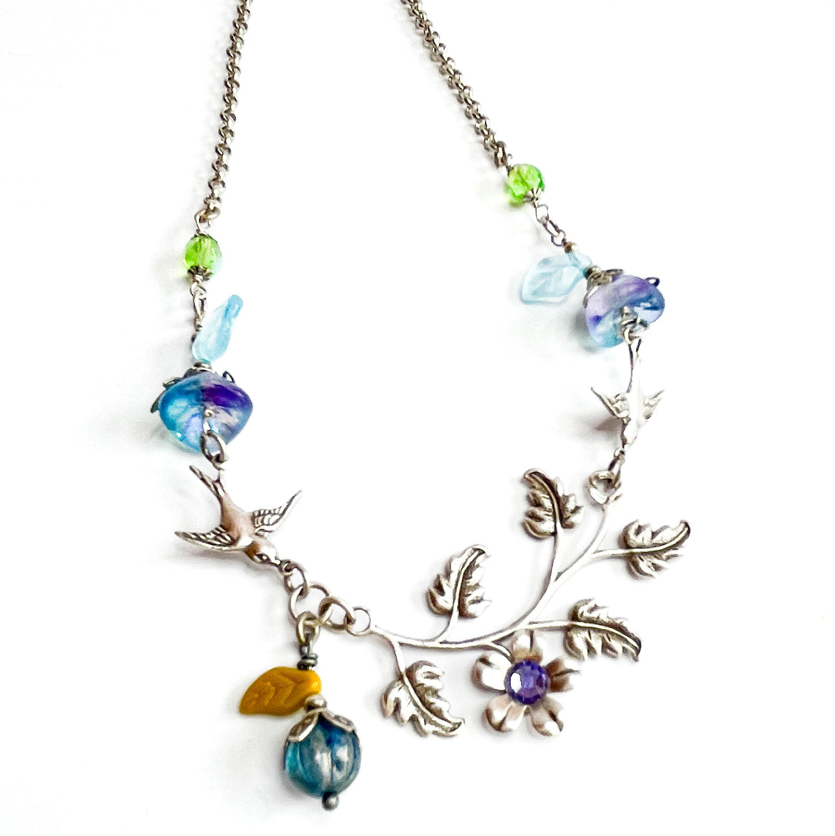 collar floral con arándanos hecho a mano estilo vintage