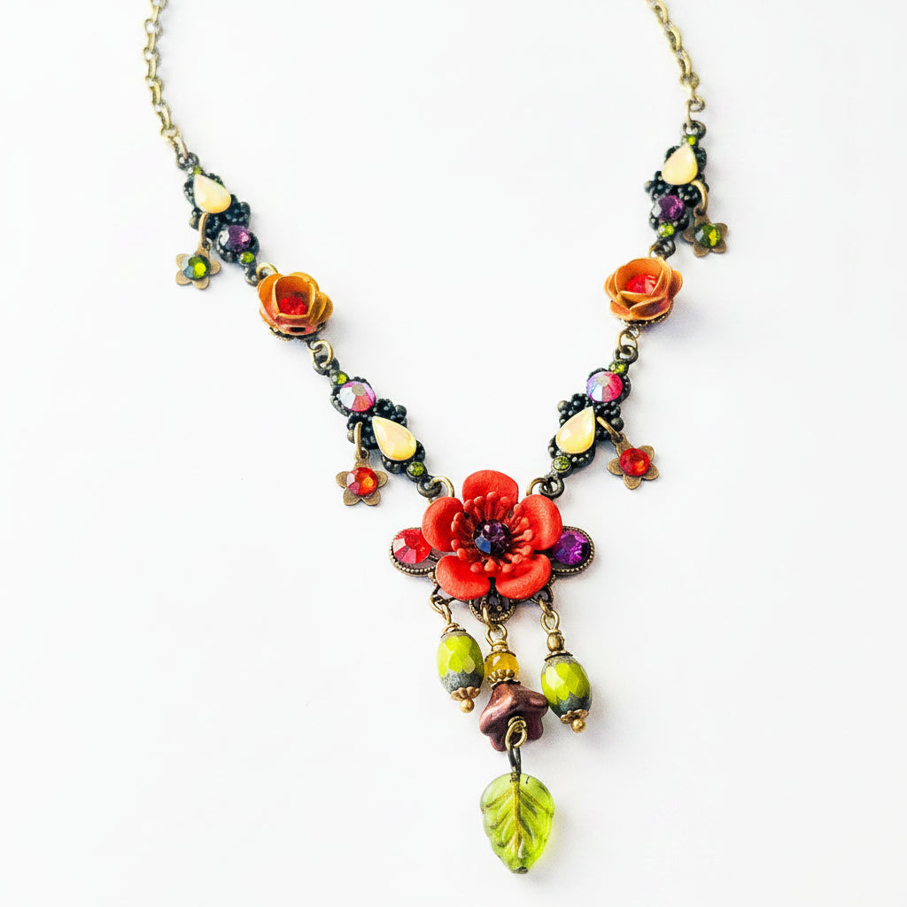 collar hecho a mano de rosas y cristales