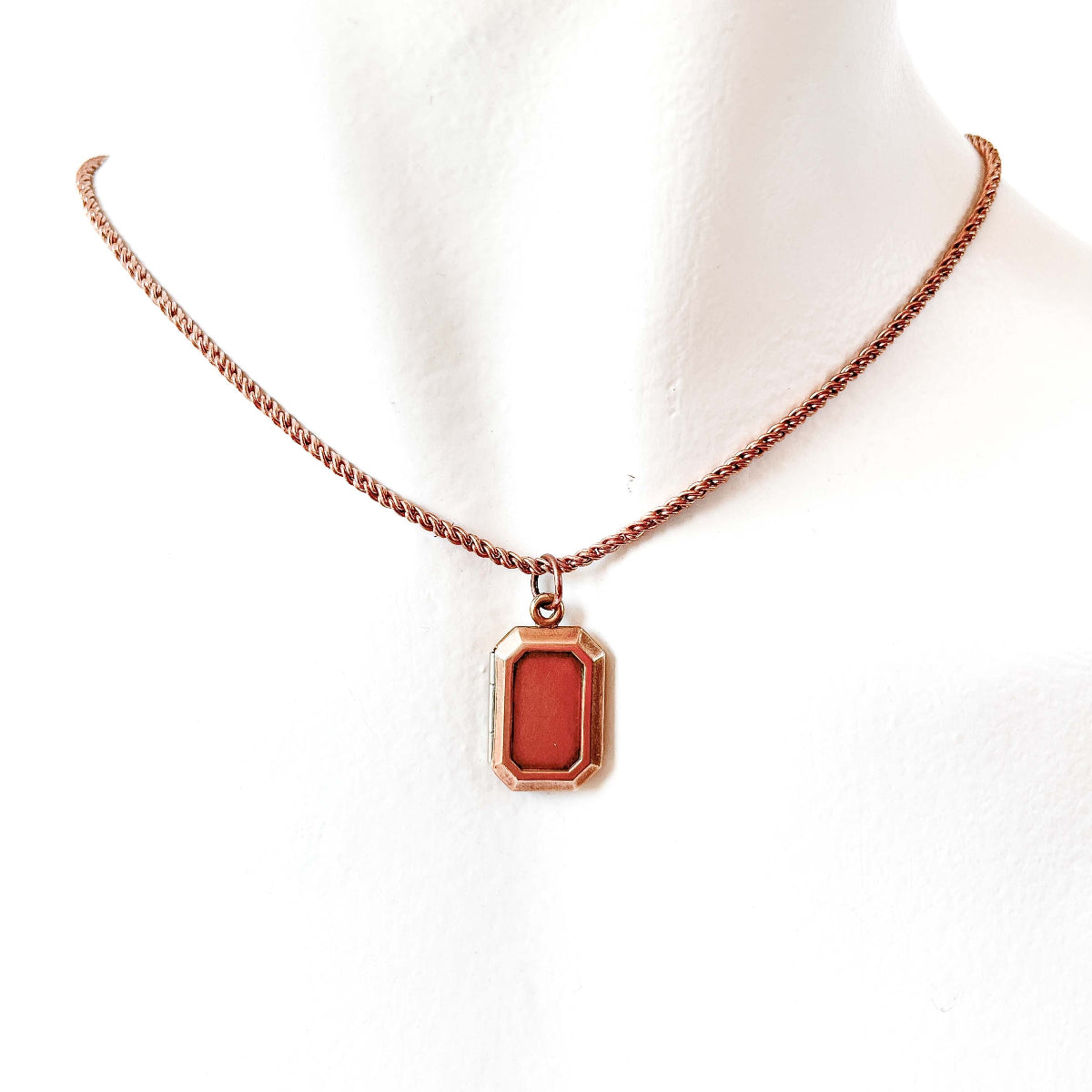 collar relicario minimalista Atelier de Bijoux