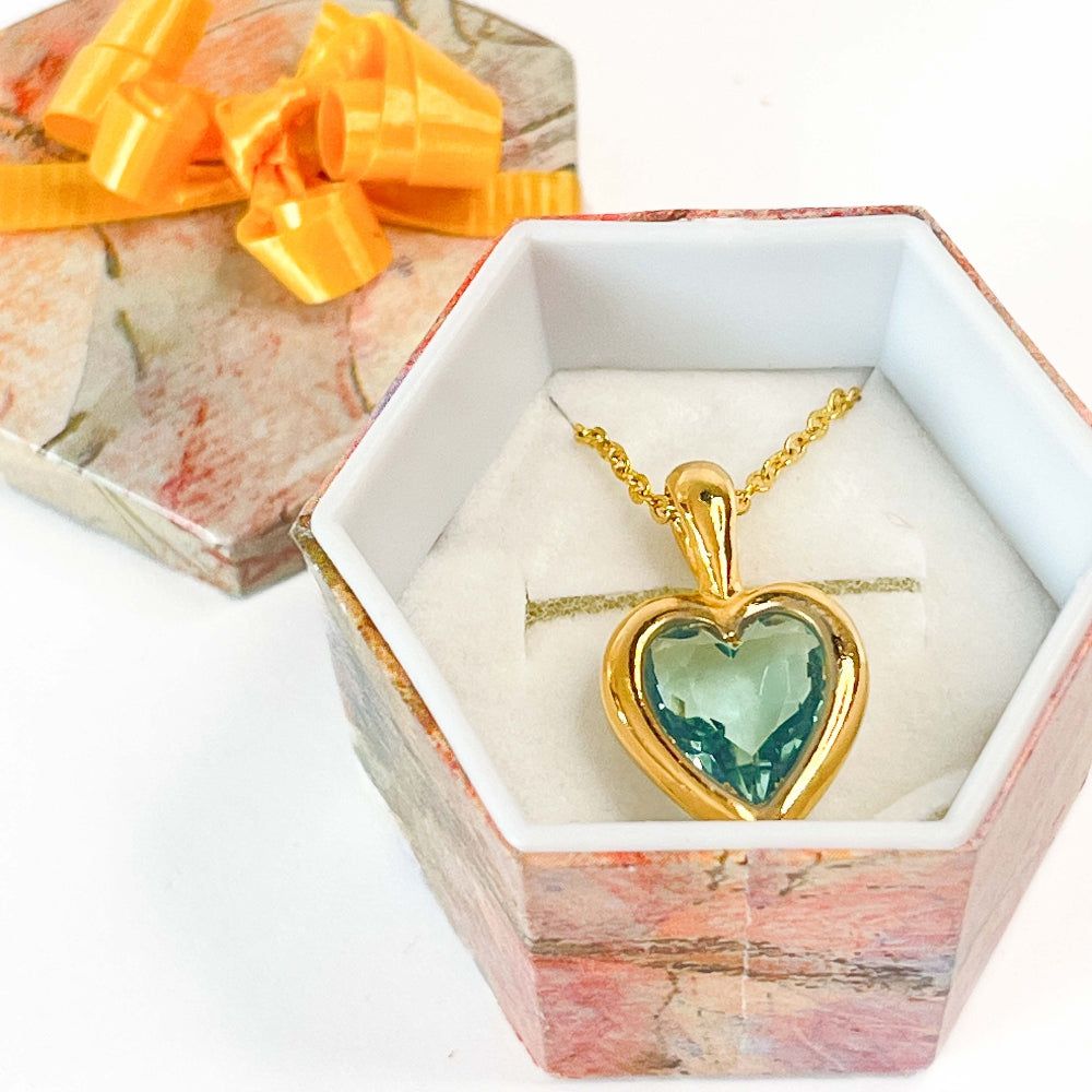 collar romantico de corazon en caja de regalo