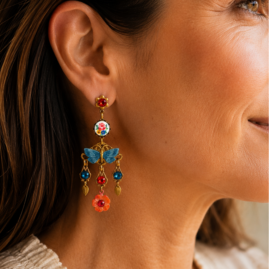 pendientes chandelier de mariposa esmaltada color coral y turquesa y flores