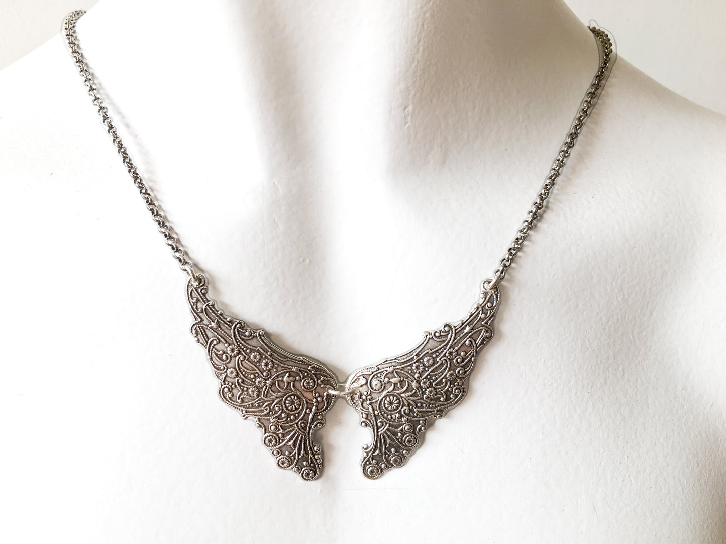 Collar Alas Plateado Con Relieve Floral