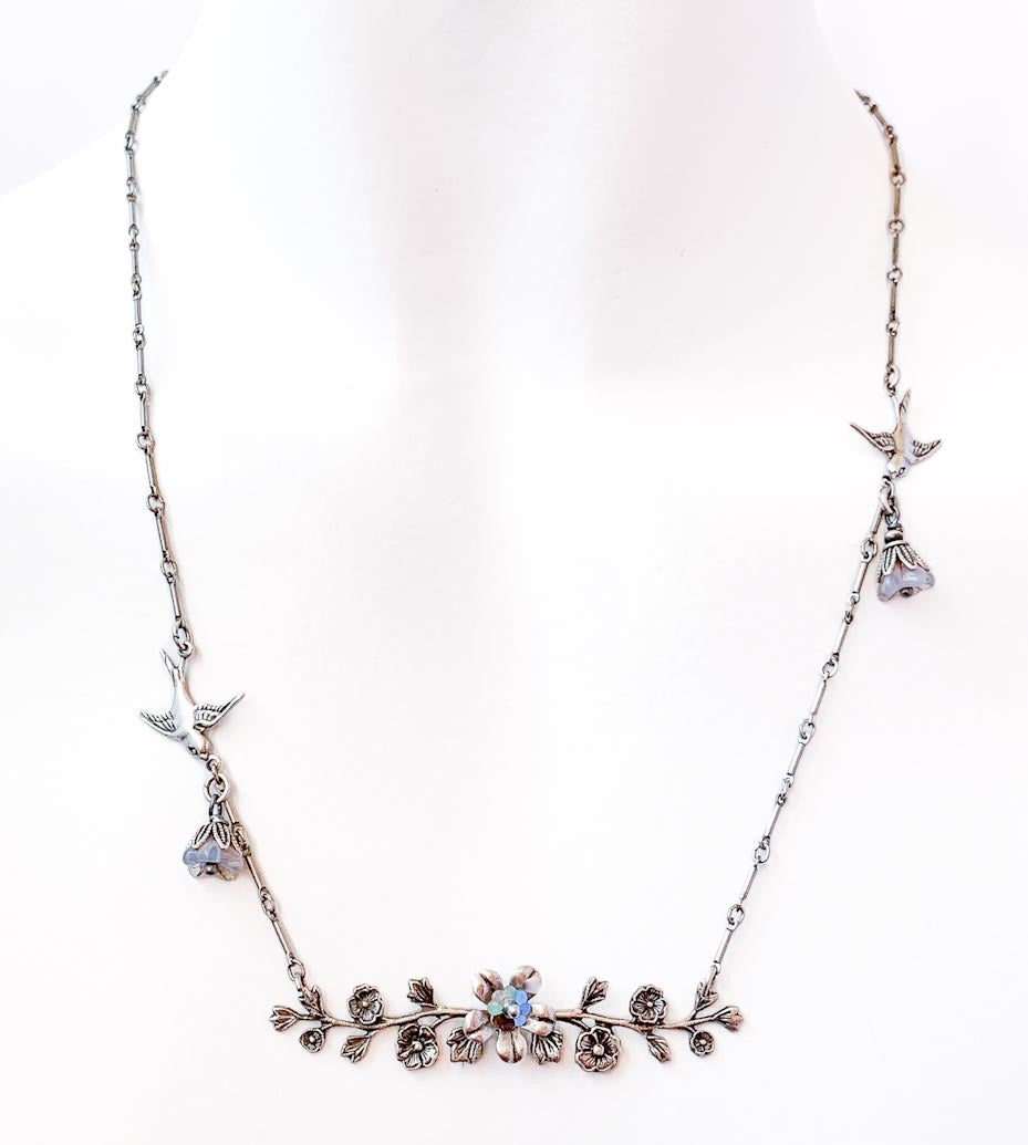 Collar Rama de Cerezo y Golondrinas