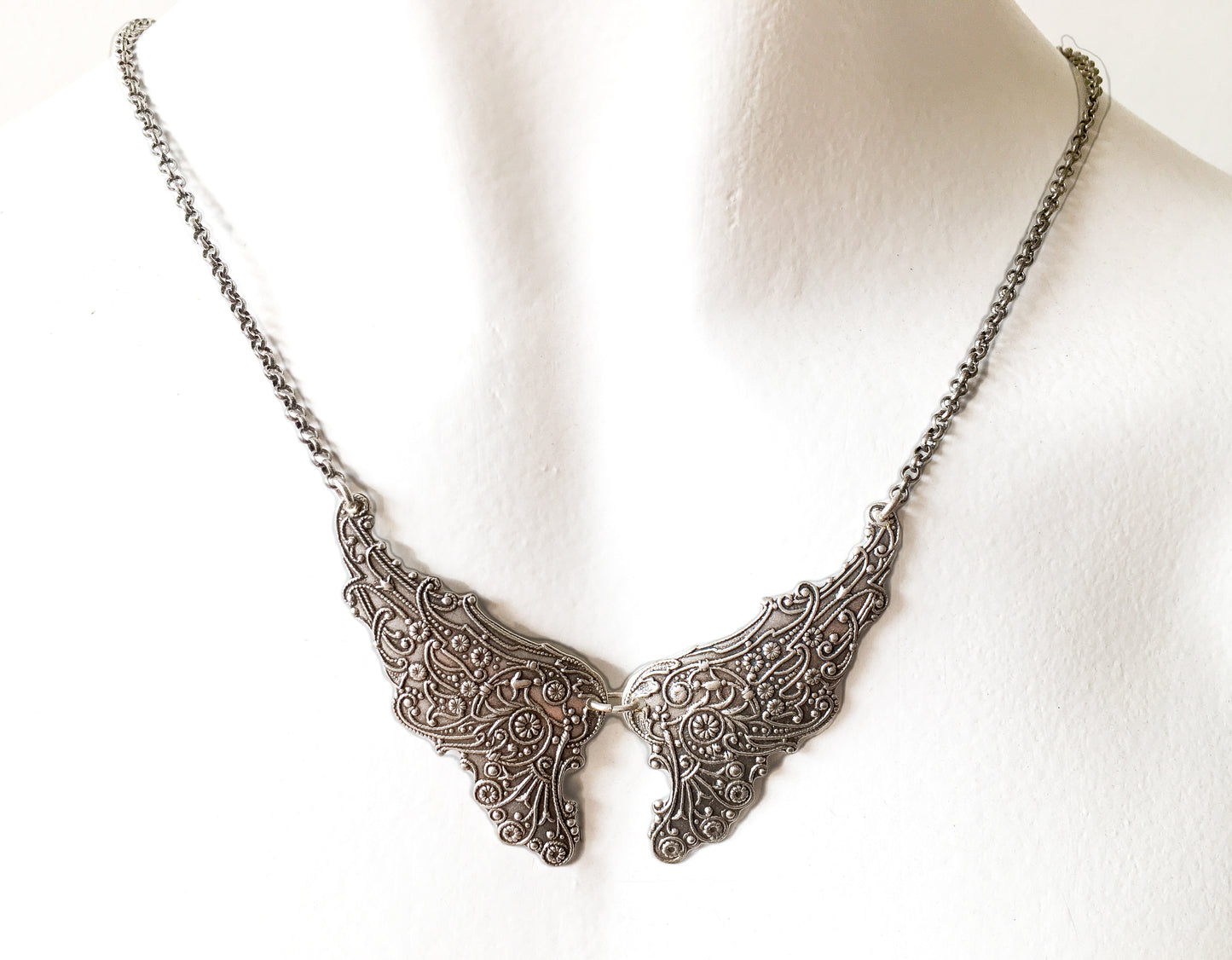Collar Alas Con Relieve Floral