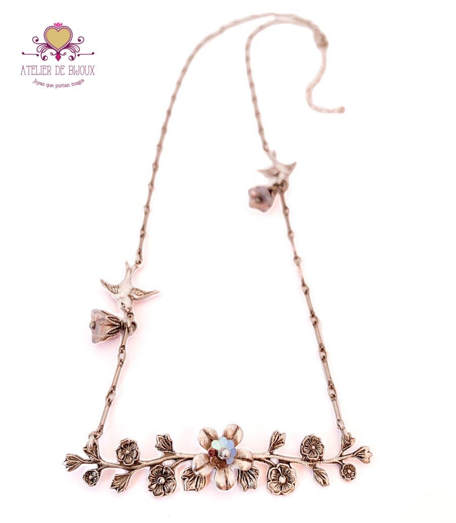 Collar Rama de Cerezo y Golondrinas