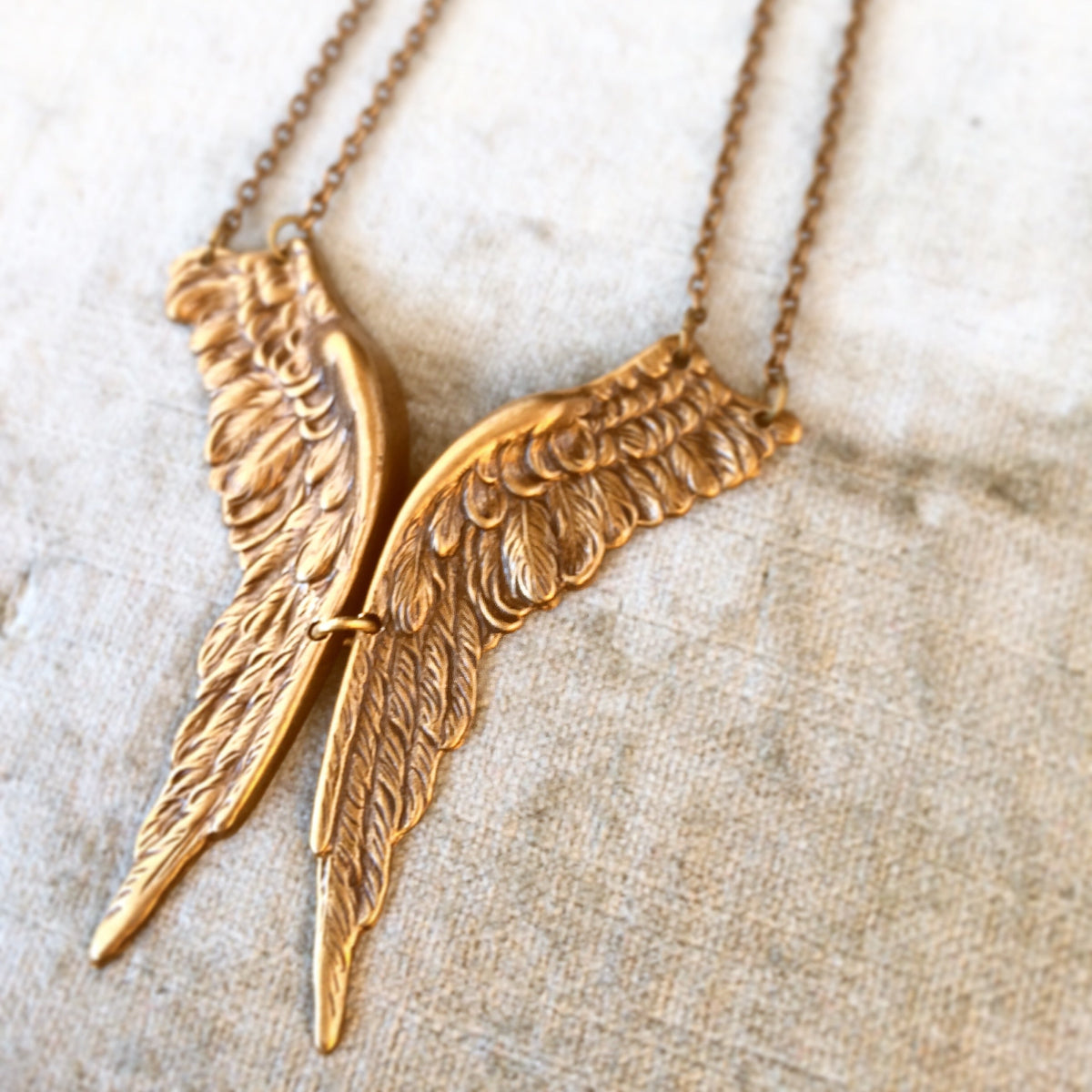 collar colgante alas bronce