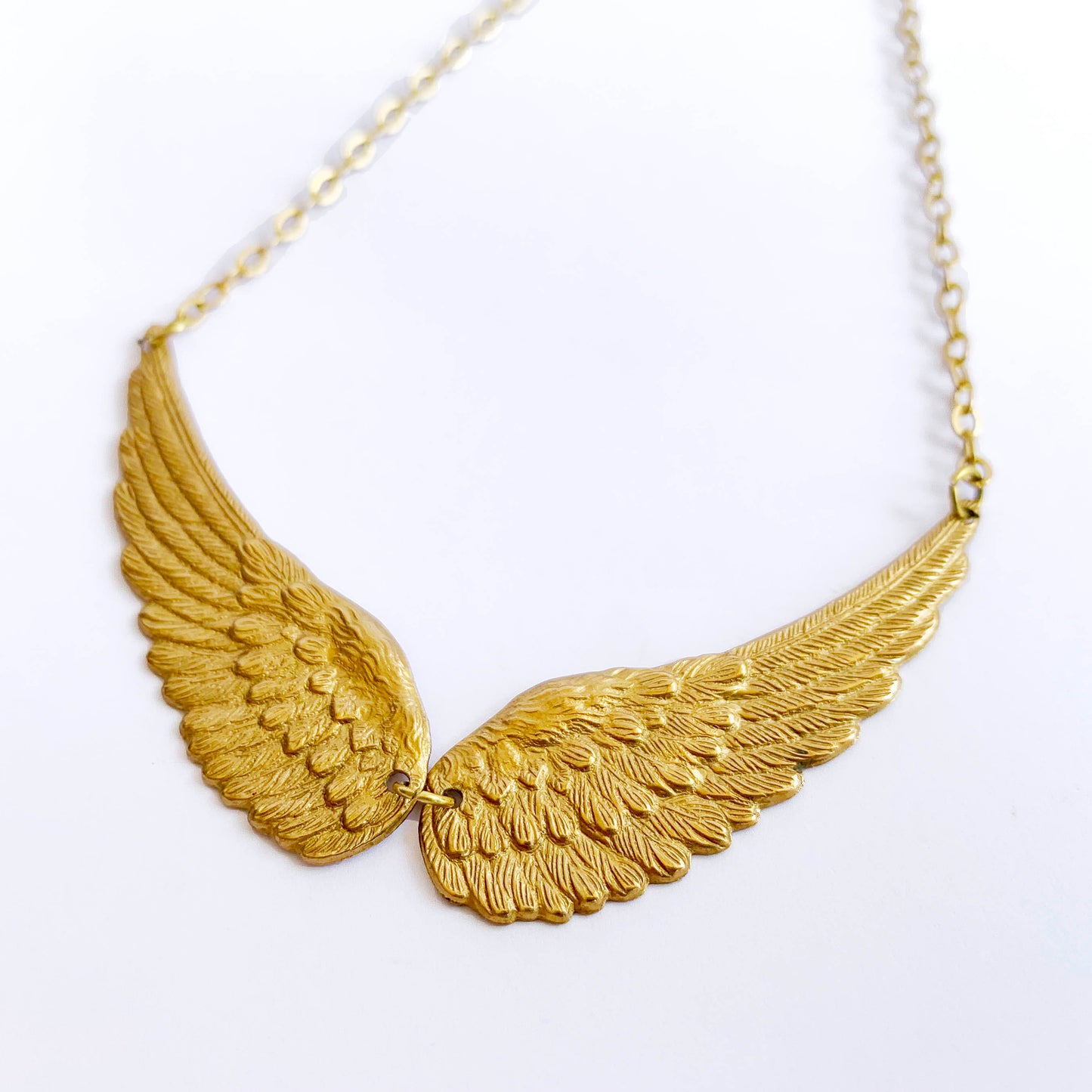 Collar Alas Doradas Mediano
