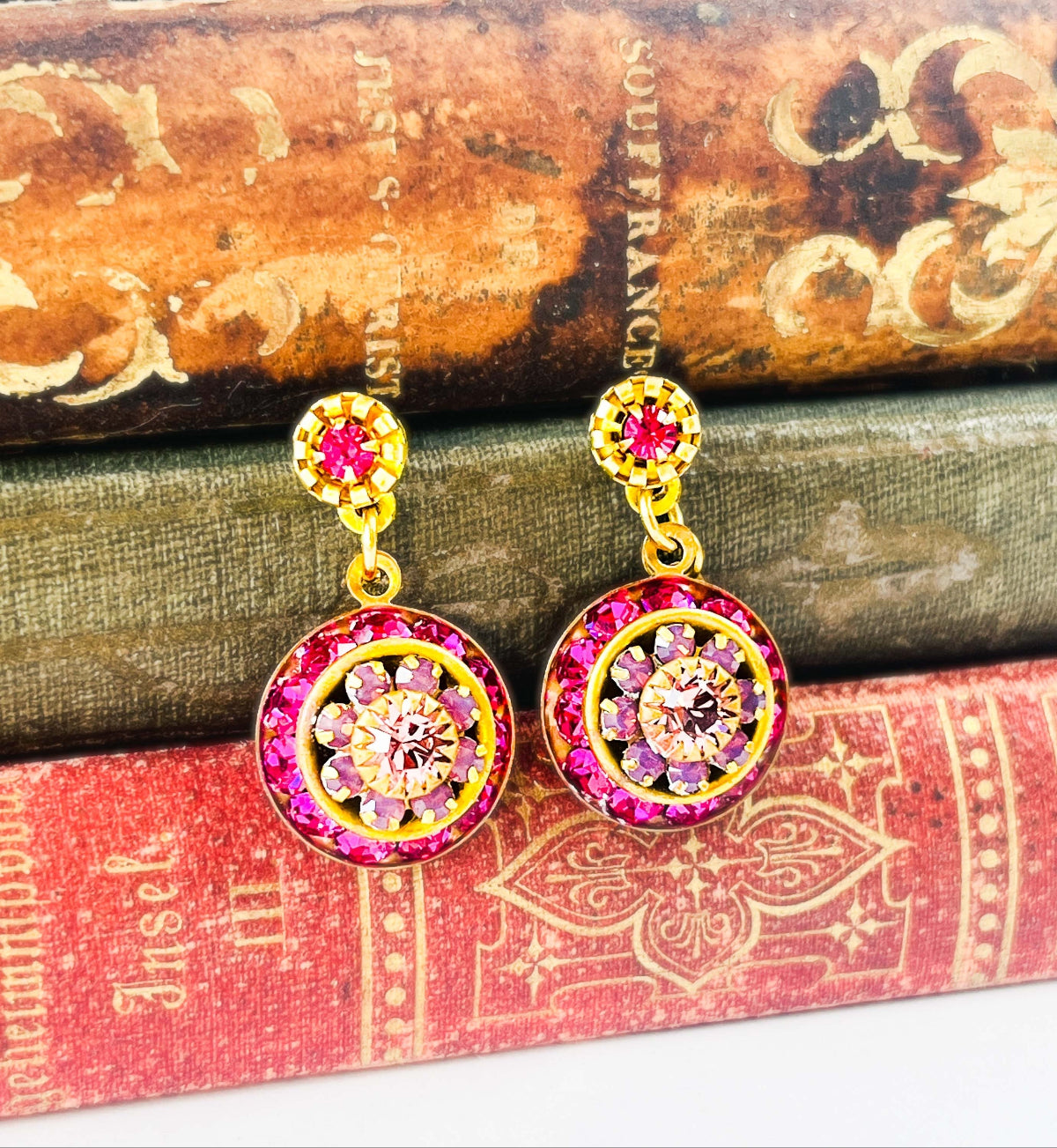 pendientes caida con pieza vintage colgante de flor de cristales de swarovski en tonos fucsia y violeta opalo. Base de metal de latón con acero quirúrgico