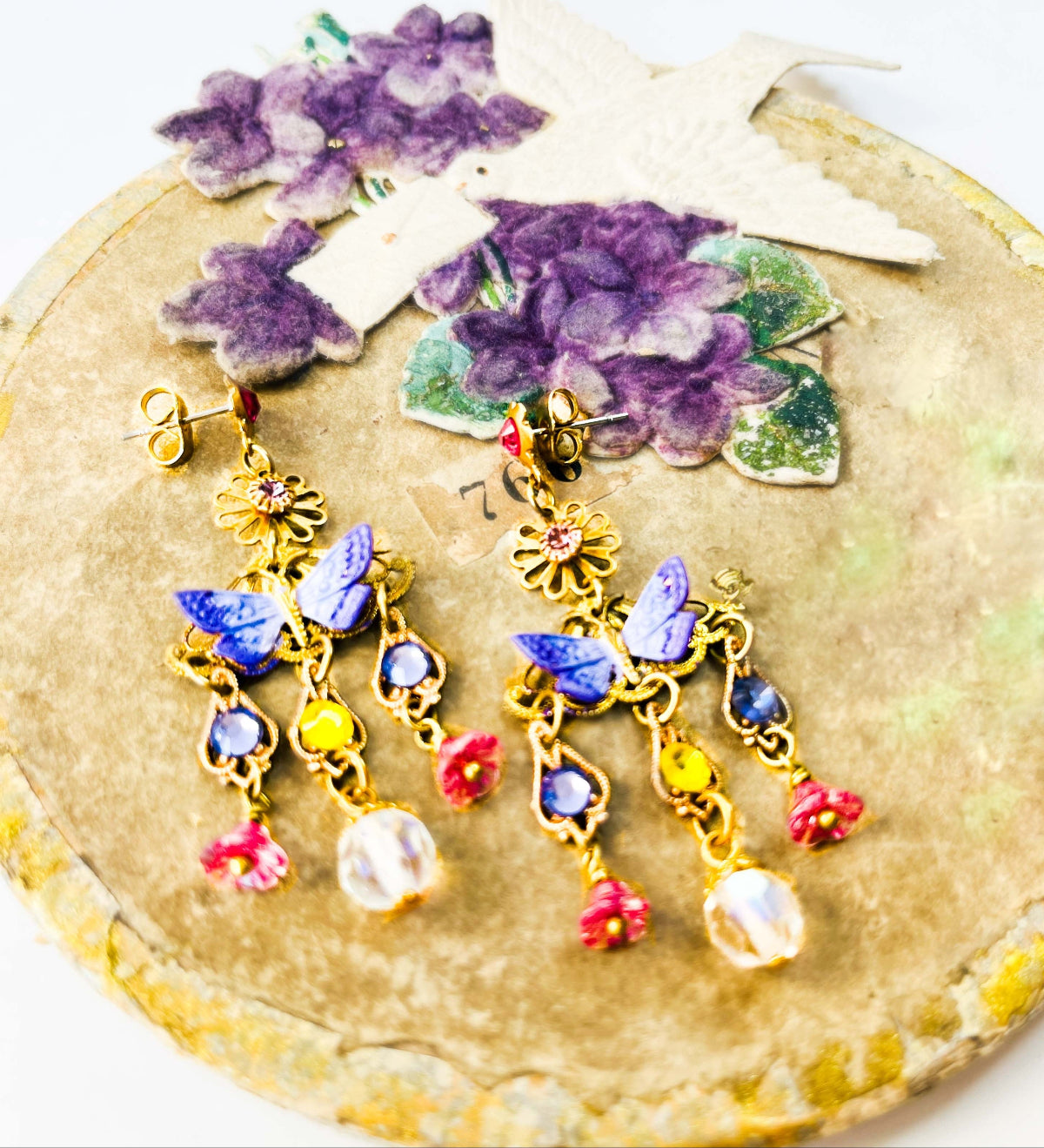 Hermosos pendientes esmaltados con mariposas y flores de vidrio checo. Base de poste de acero libre de níquel