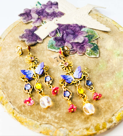 Hermosos pendientes esmaltados con mariposas y flores de vidrio checo. Base de poste de acero libre de níquel