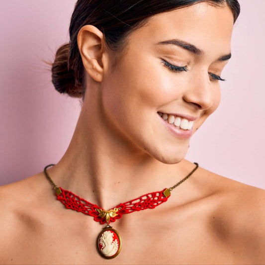 Collar Camafeo y Encaje Rojo