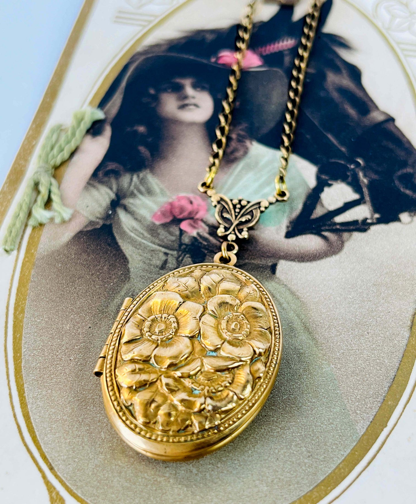 Collar Relicario Antiguo Grabado Floral – Pieza Única de Colección