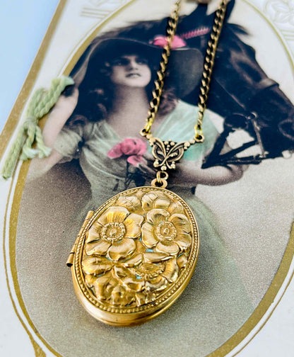 Collar Relicario Antiguo Grabado Floral – Pieza Única de Colección