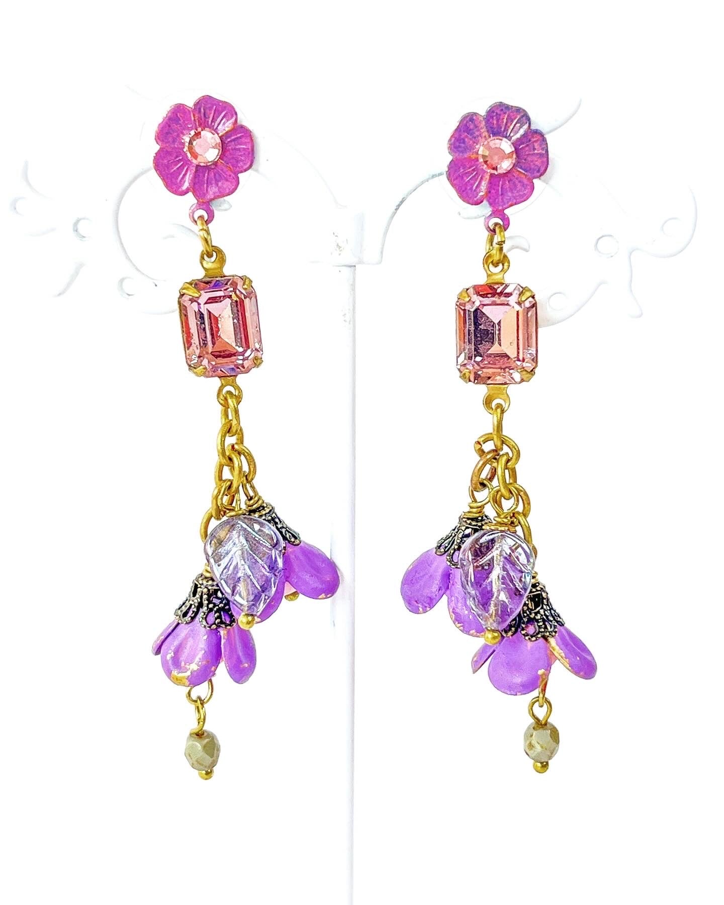 Aros Largos Cascada Floral - Flores Color Violeta y Cristal -