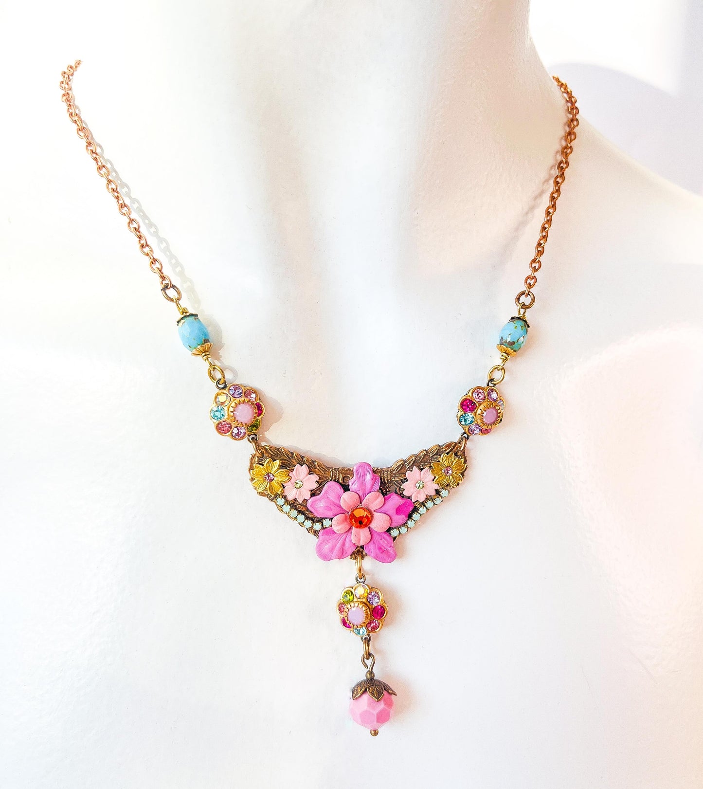 Rose d’Époque – Collar Floral Vintage con Cristales Swarovski