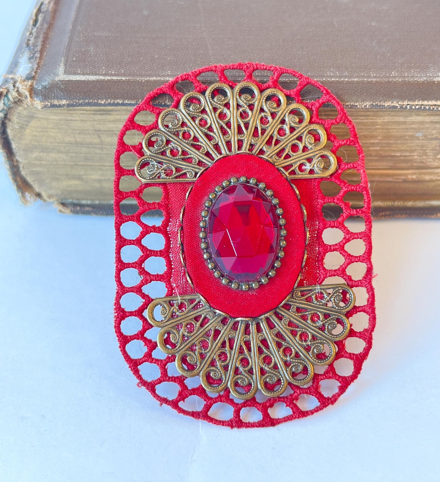 Broche Textil Escarlata con Cristal Facetado