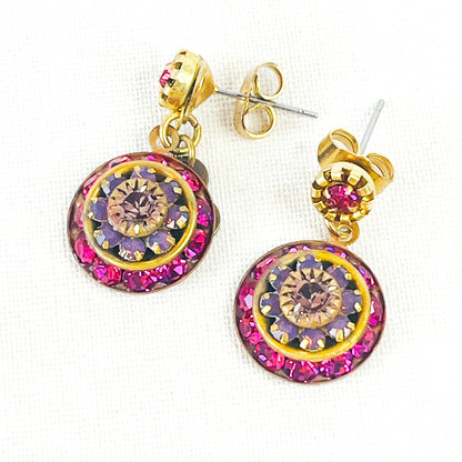 pendientes caida con pieza vintage colgante de flor de cristales de swarovski en tonos fucsia y violeta opalo. Base de metal de latón con acero quirúrgico
