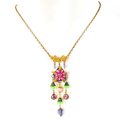 collar colgante floral en tonos rosado, dorado y verde.