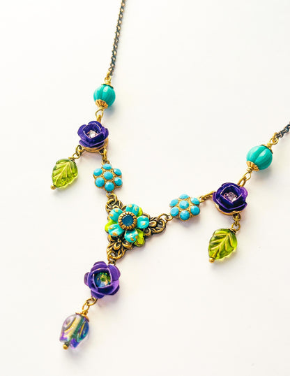 Jardín de Luna - Collar Floral con Rosas Violeta y Cristales Turquesa