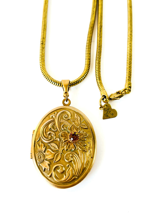 Relicario grande antiguo de bronce con grabado floral y cadena gruesa