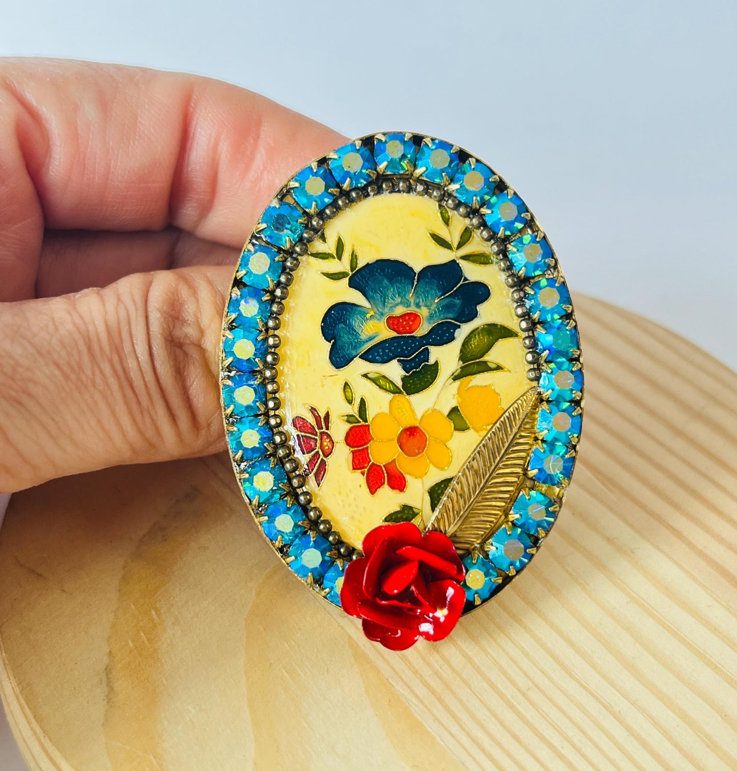 Éclat du Temps – Broche Camafeo Floral Vintage Esmaltado