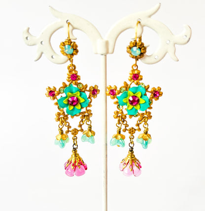 Jardín Suspendido – Pendientes Chandelier Florales Turquesa y Fucsia
