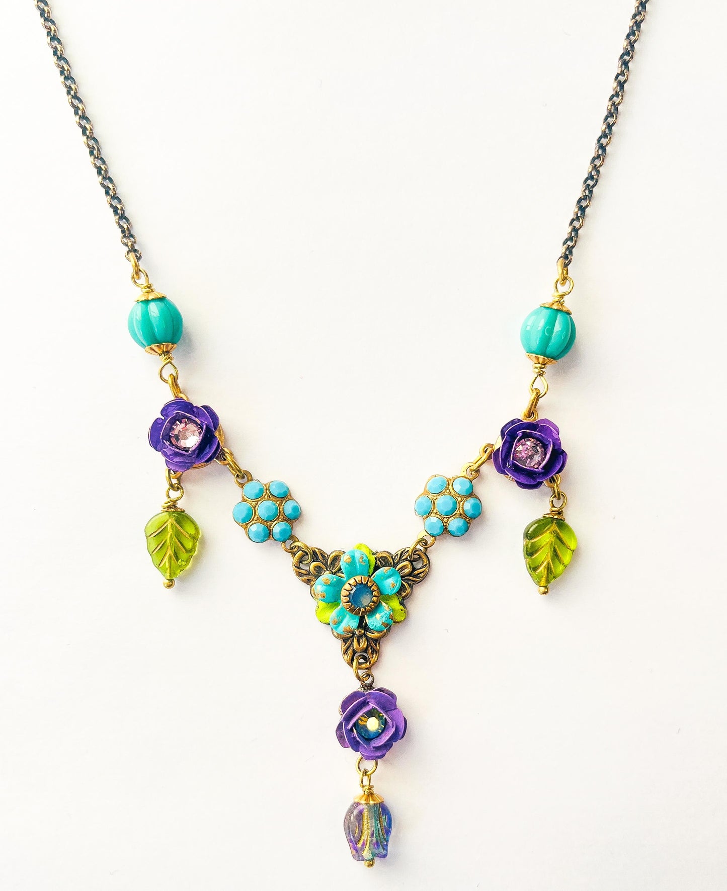Jardín de Luna - Collar Floral con Rosas Violeta y Cristales Turquesa