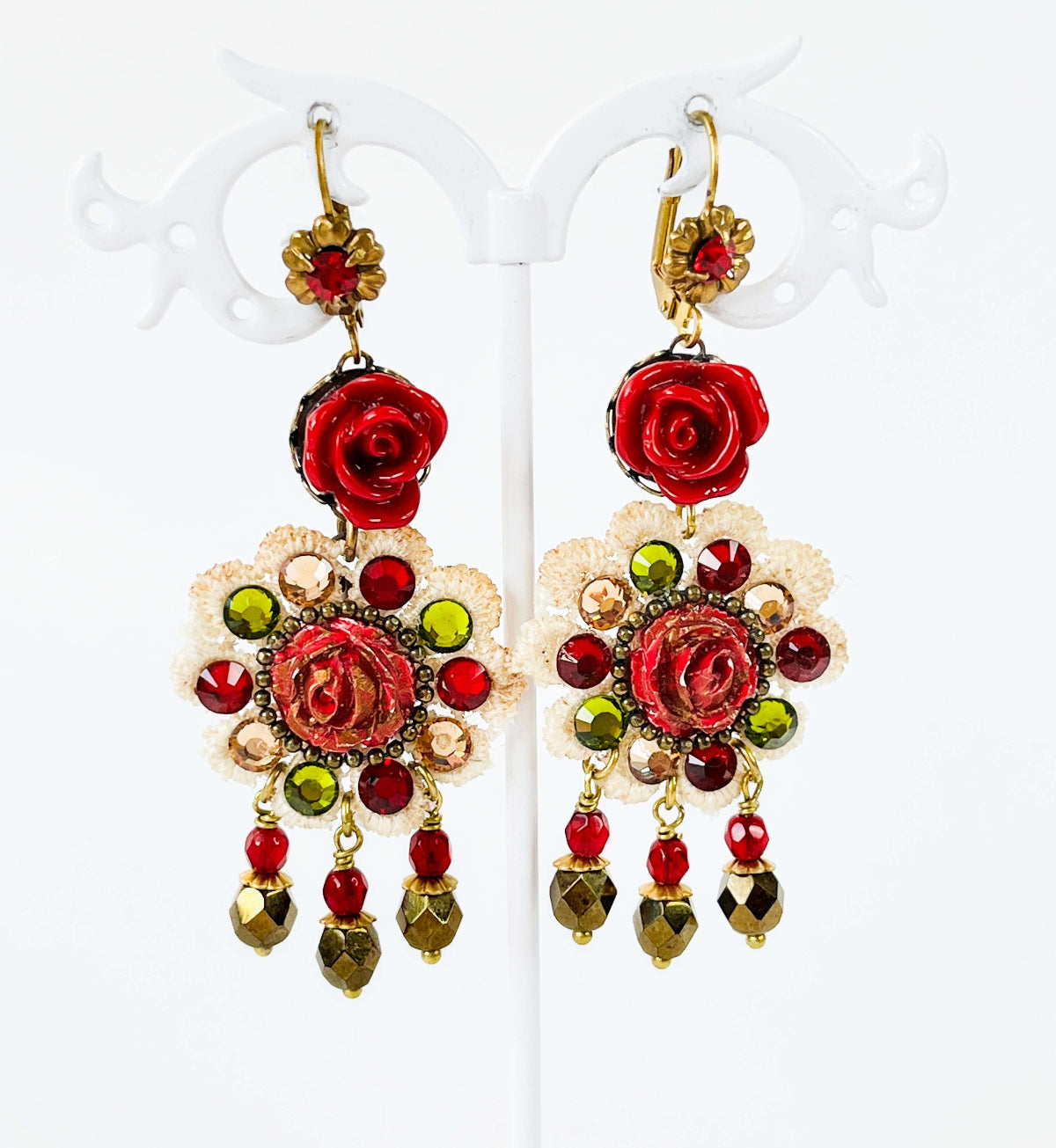 Pendientes largos de encaje bordado beige, rosas rojas y cristales de swarovski tonos beige, verde oliva y rojo. Gancho cerrado francés con flor. 